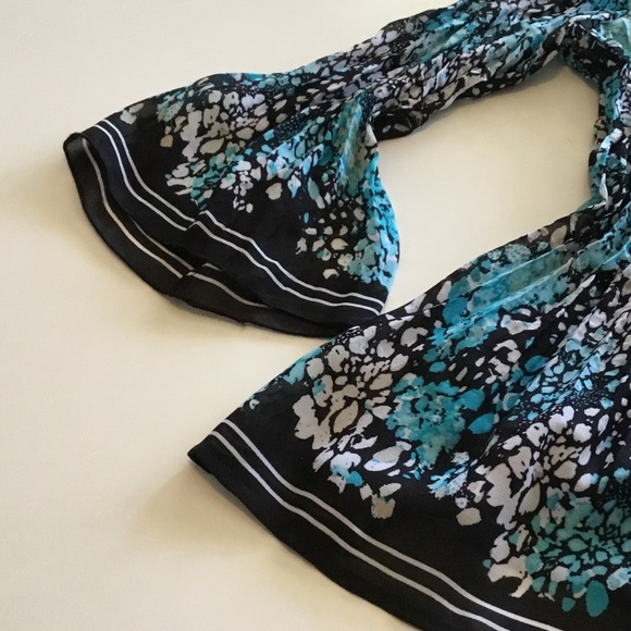 V NECK PLEATED BLOUSE WITH LACE ACCENT - Picture 7 of 12